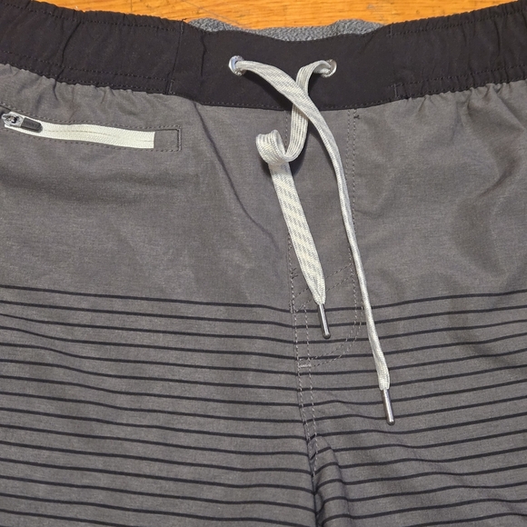 Vuori Banks Shorts Men's Small Gray W/ Black Stripes Swim Shorts (W28/29) - Picture 9 of 11